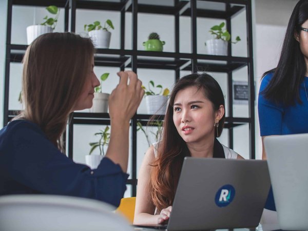 Maintenir l'efficacité des collaborateurs en période estivale : conseils et stratégies