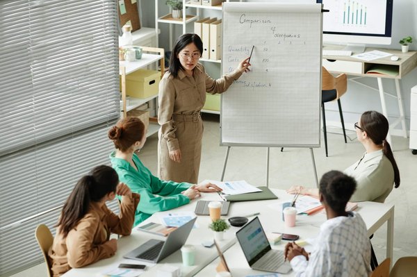 Pourquoi suivre une formation en assurance : les avantages pour votre parcours professionnel