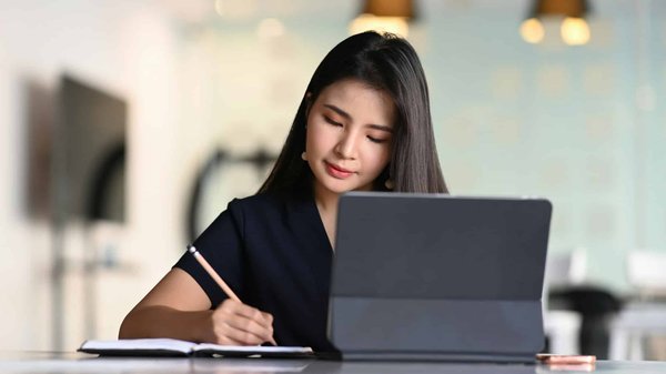 Boostez votre carrière avec une formation assurance en ligne